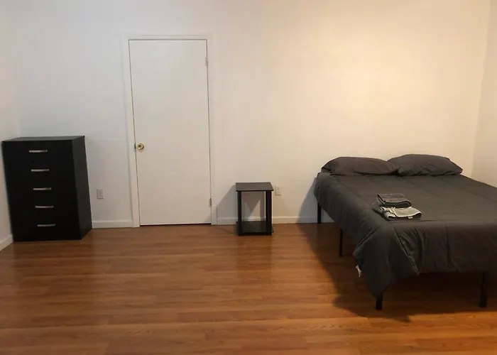 Large And Private Apartment Can Sleep Up To 8 People Comfortably With Direct Nyc Manhattan Train Only 5 Minute Walk Away