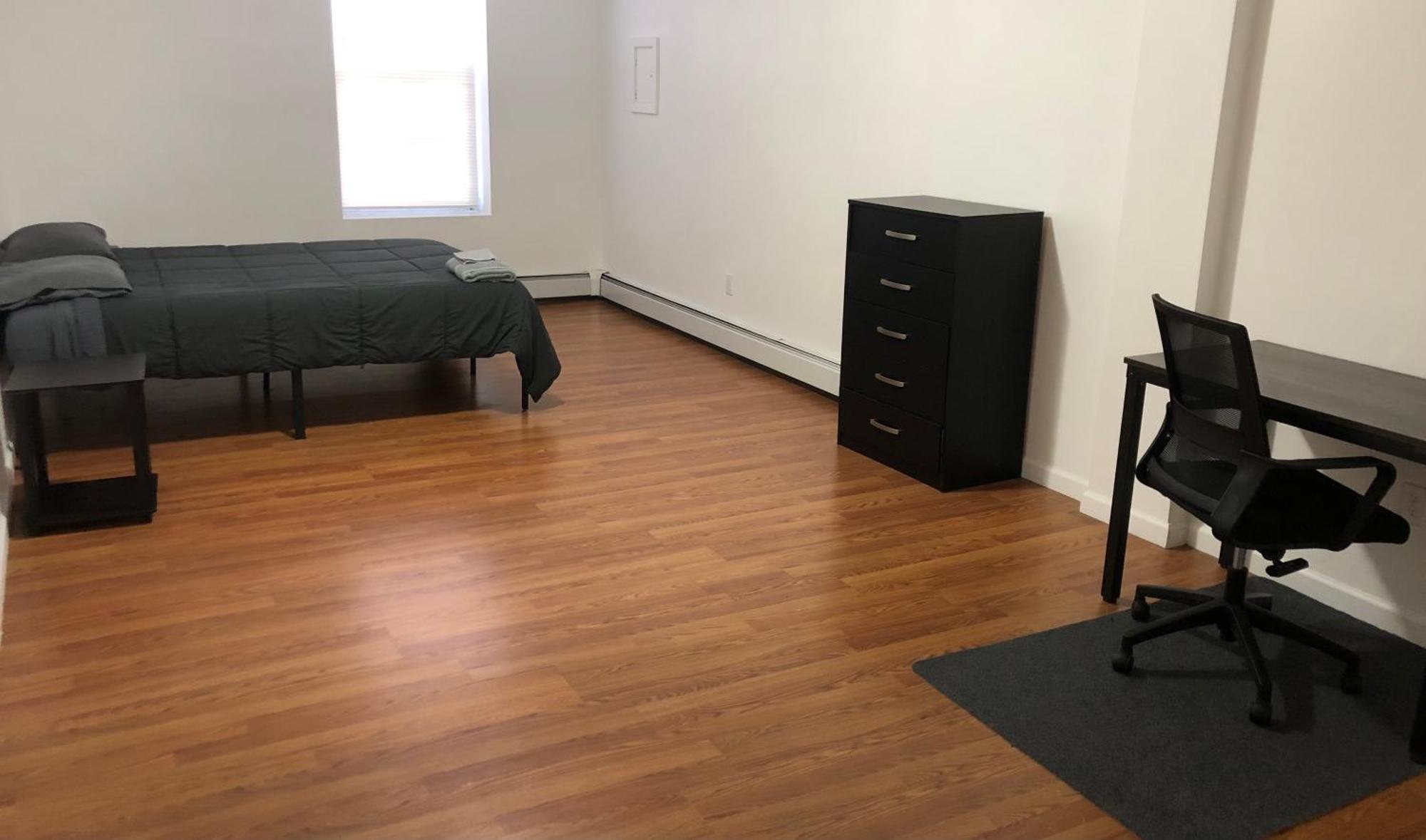 Large And Private Sleep Up To 8 People Comfortably With Direct Nyc Manhattan Train Only 5 Minute Walk Away Elizabeth