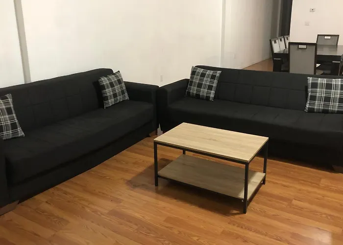 Large And Private Apartment Can Sleep Up To 8 People Comfortably With Direct Nyc Manhattan Train Only 5 Minute Walk Away