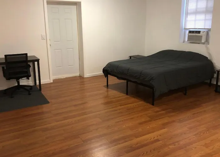 Large And Private Apartment Can Sleep Up To 8 People Comfortably With Direct Nyc Manhattan Train Only 5 Minute Walk Away