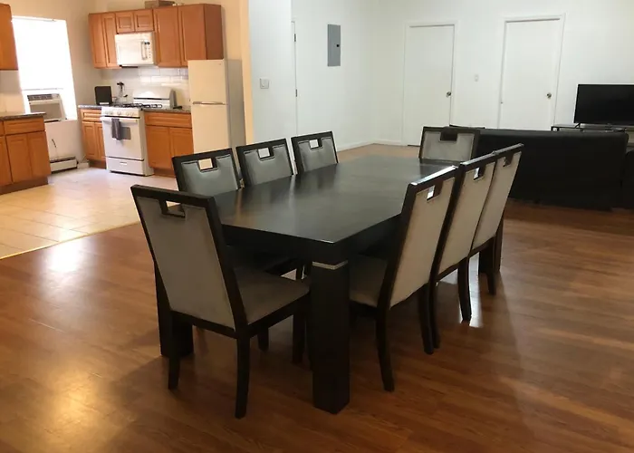 Large And Private Apartment Can Sleep Up To 8 People Comfortably With Direct Nyc Manhattan Train Only 5 Minute Walk Away