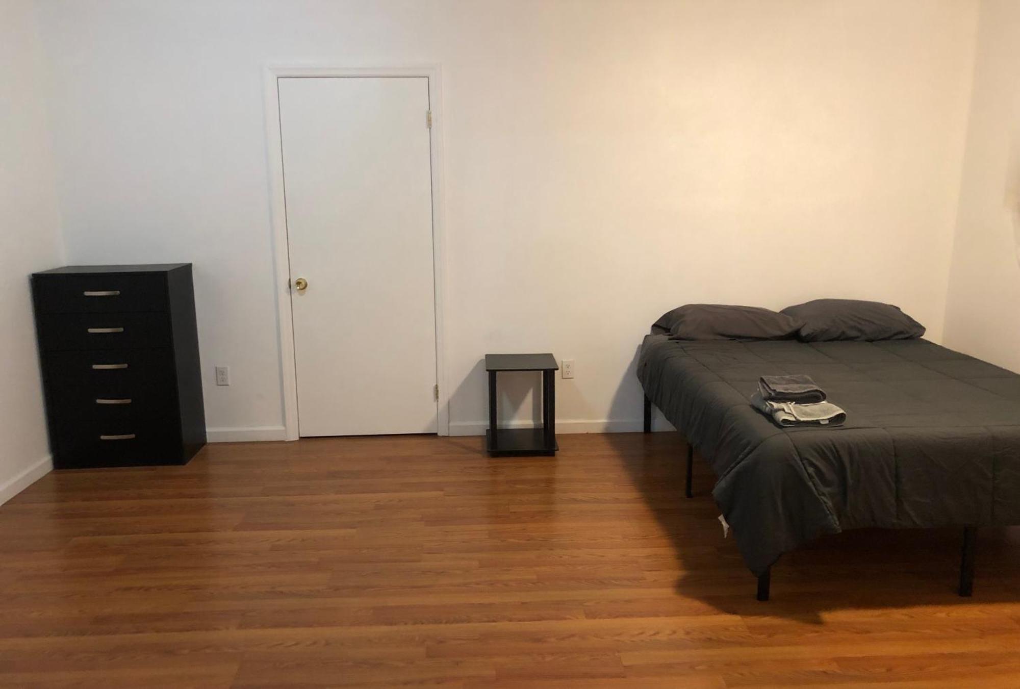 Large And Private Sleep Up To 8 People Comfortably With Direct Nyc Manhattan Train Only 5 Minute Walk Away *